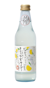 bouteille de boisson pétillante sur fond blanc avec étiquette en japonais et logo umami