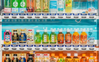 distributeur automatique de boisson au japon rempli de boissons japonaises
