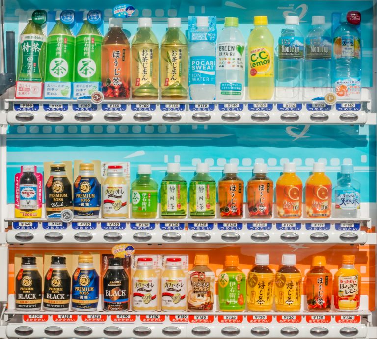 distributeur automatique de boisson au japon rempli de boissons japonaises