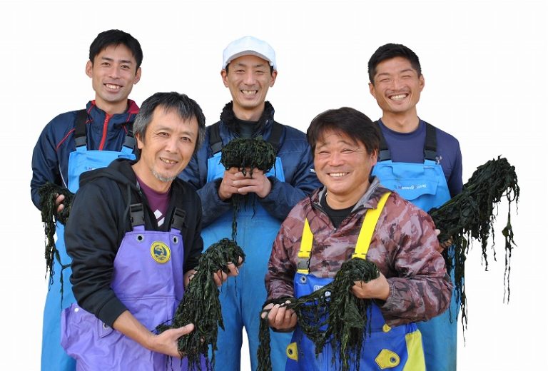 Photo de 5 japonais, avec des tabliers, qui tiennent des algues dans leurs mains