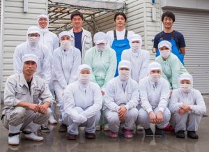 Employés de l’entprise Uzushio Shokuhin en blouse et masque
