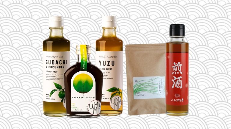 produits japonais dans bouteilles en verres sur fond gris à vague