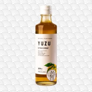 bouteille de sirop de yuzu sur fond de vague