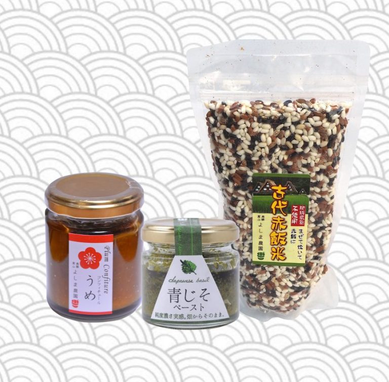 Sachet de riz ancien, pot de confiture et bocal de pâte de shiso sur fond de vague
