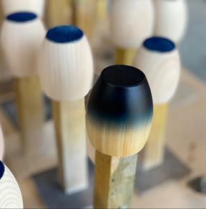 Focus sur des gobelets en bois d'Hinoki peints au bleu indigo