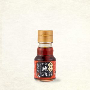 Bouteille de ra-yu, huile piquante japonaise sur fond beige