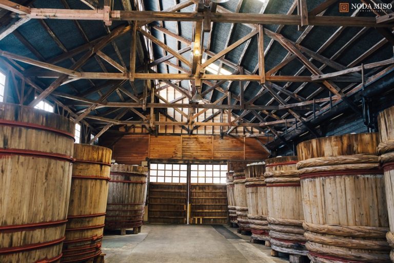 Barils traditionnels en bois de cèdre et cyprès qui brasse le Hatcho miso du producteur Noda Miso