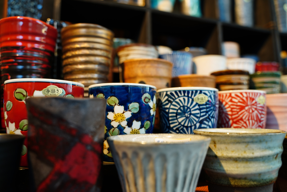 Assortiment de porcelaine japonaise sur étagères en bois