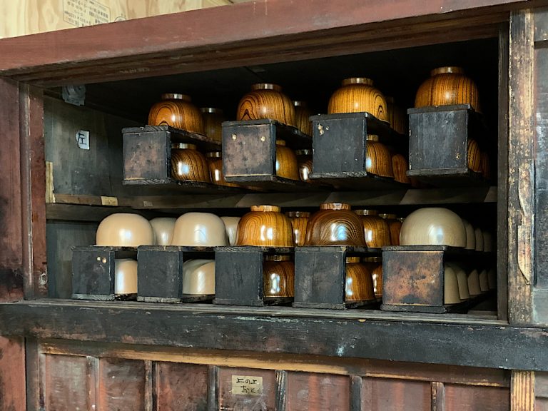 Bols en bois laqués japonais sur des étagères