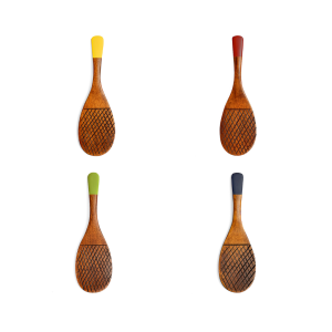 Quatre spatules à riz en bois (rouge, jaune, vert et bleu ) sur fond blanc