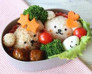Bento japonais avec boules de riz en forme d'ours mignons avec des légumes