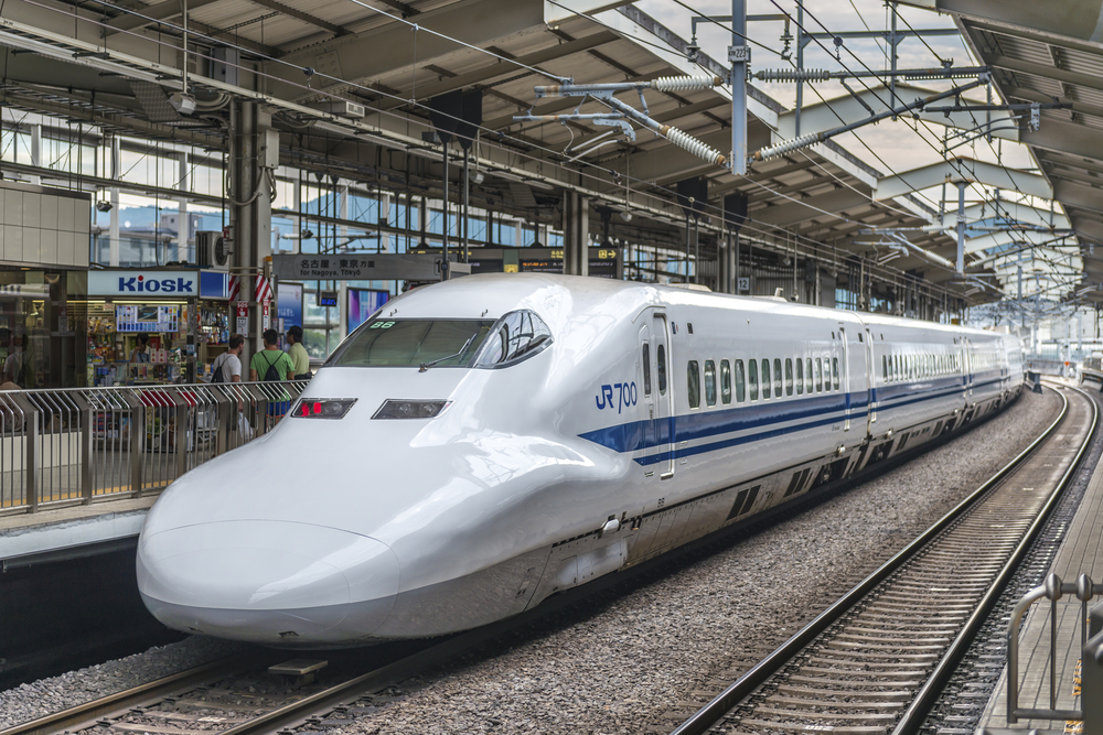 Train à grande vitesse japonais, gris et bleu, stationné en gare