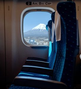 Vue du lmont Fuji depuis l'intérieur du Shinkansen au loin, par la fenêtre