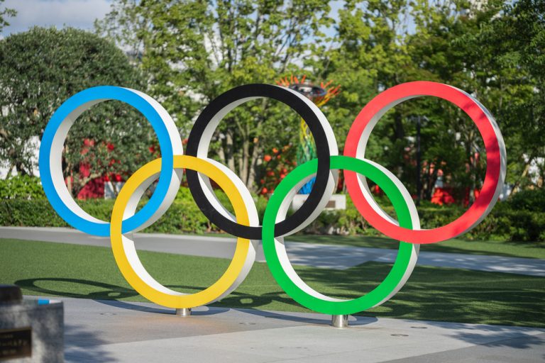 Anneaux Jeux Olympiques en sculpture dans un paysage urbain