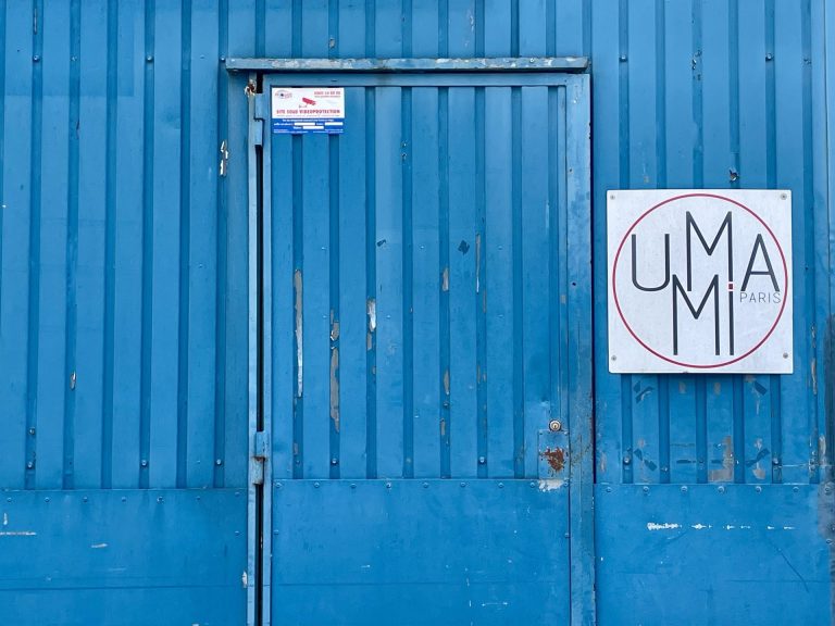 photo de l'extérieur bleu des entrepôts Umami