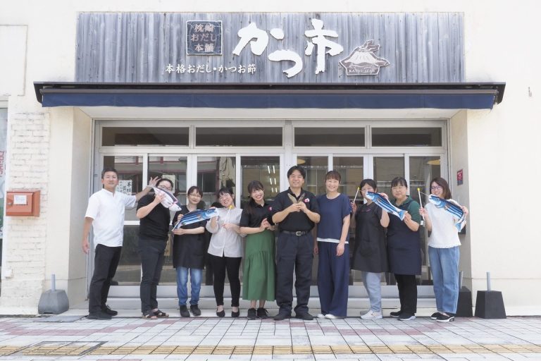Équipe de la société productrice de bonite katsuobushi au Japon